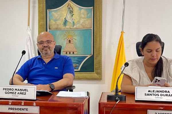 Momento exacto en el que el concejal Miguel Martinez, estaba siendo retirado del recinto por la Fuerza Pública.