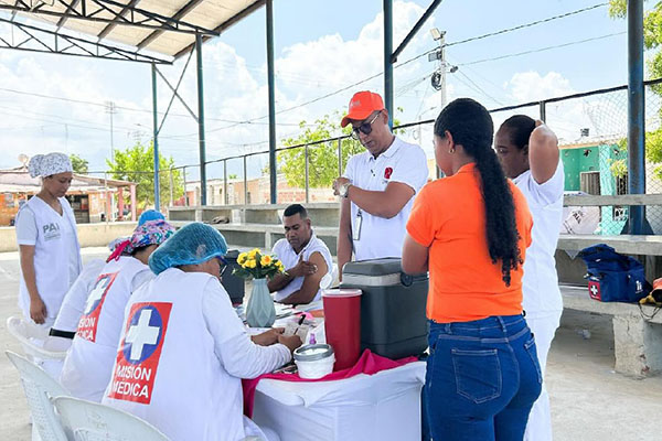 Beneficiarios de la jornada gratuita de vacunación en Ciénaga, Magdalena recibiendo sus dosis de inmunización.