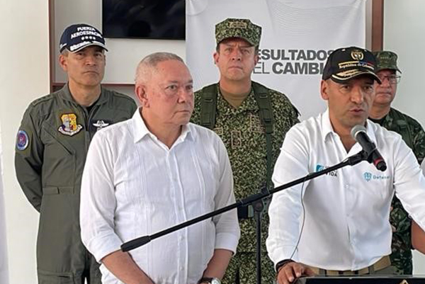 Pedro Sánchez, Ministro de defensa Nacional en su intervención en el consejo de seguridad llevado a cabo en Ciénaga, en compañía de Luis Fernández Quinto, Alcalde del municipio y miembros de la fuerza pública