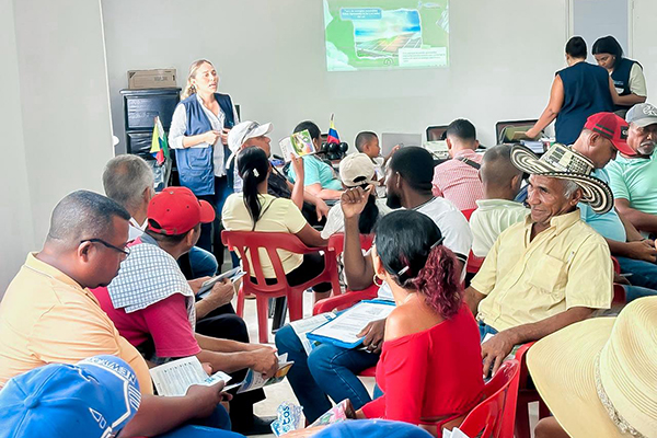 Asistentes al diplomado en el uso adecuado de energía solar en el municipio de El Retén, Magdalena.