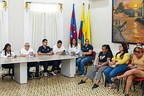 Luis Fernández, alcalde de Ciénaga en compañía de los directivos de las dependencias de la alcaldía y líderes de los principales barrios del municipio.