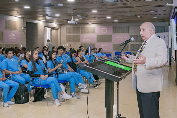Víctor Díaz Narváez, profesor de la Universidad Andrés Bello de Chile, invitado internacional al Simposio en la charla dirigida a los estudiantes de odontología de Unimagdalena.