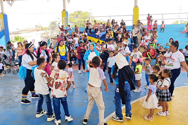 Estudiantes del programa de Producción Agropecuaria Sostenible del Infotep y alumnos de la institución educativa La María y personal del barrio París en la jornada de limpieza masiva de la playa de Ciénaga.