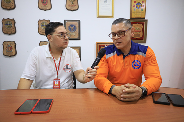 Karlotz Omaña, Director de la Defensa Civil Seccional Magdalena, con Miguel Manjarrés periodista de EL INFORMADOR.