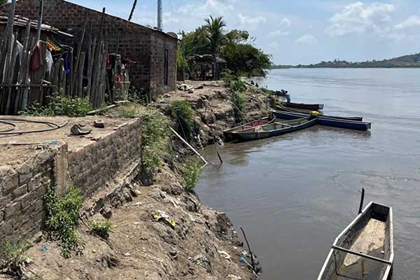 Fotografía de casas a la orilla del río en El Banco, Magdalena que podrían verse afectadas con la temporada de lluvias por su ubicación.