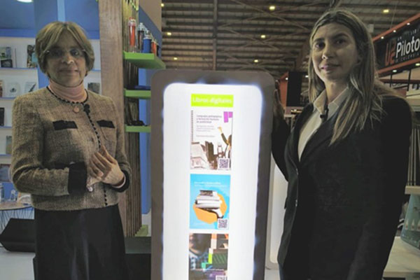 El libro tiene como propósito analizar el impacto de la lectura crítica en la formación profesional, destacando su influencia en el desarrollo personal, cognitivo, social y cultural de los estudiantes.