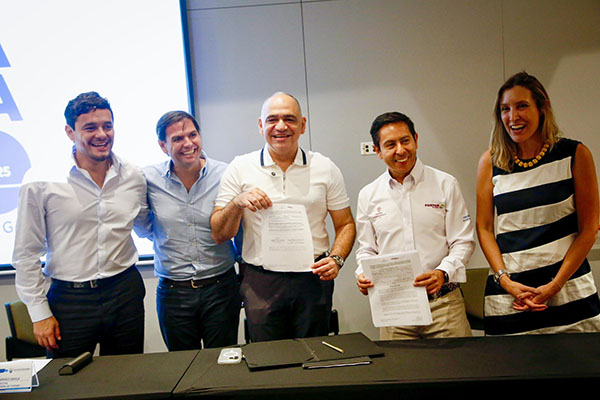   En el acto de firma estuvieron presentes Luis Alejandro Dávila, vicepresidente de ProColombia; José Domingo Dávila, director del Instituto de Turismo; Carlos Pinedo Cuello, alcalde de Santa Marta; Fernando Estupiñán, gerente del Fondo Nacional de Turismo, y Marcela Sierra, gerente de ciudad.