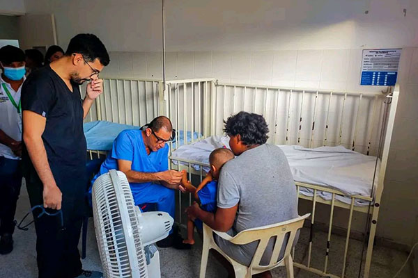 Médico del Hospital ‘Luisa Santiaga Márquez Iguarán’ realizando un procedimiento a un menor de edad en la jornada de capacitaciones.