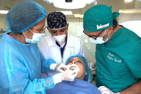 Cirugía de implantes realizada en el Centro de Innovación, Investigación, Transferencia en Salud y Calidad de Vida de Unimagdalena, liderada por los docentes Xiomara Serpa y William González y acompañados de Stefano Carelli