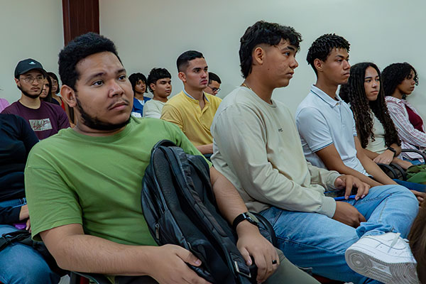 Estudiantes de Unimagdalena escuchando los detalles sobre programas de intercambio académico y pasantías de investigación internacionales.