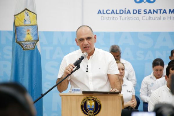 Carlos Pinedo Cuello, alcalde de Santa Marta, denunció que recientemente se presentaron vertimientos de aguas residuales sobre la Avenida Santa Rita y en la Avenida El Fundador, dos de las arterias viales más concurridas de la ciudad. 