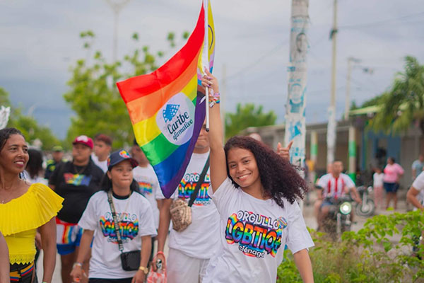 Mujer perteneciente a la comunidad Lgbtiq+ en una manifestación pacífica reclamando por sus derechos.