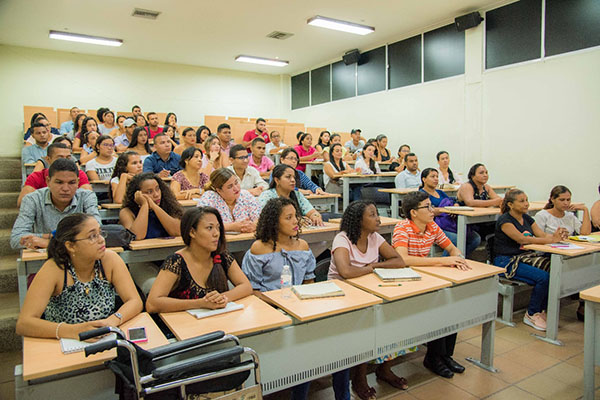 Estudiantes escuchando una catedra universitaria en un salón del edificio ‘Sierra Nevada’ de Unimagdalena.