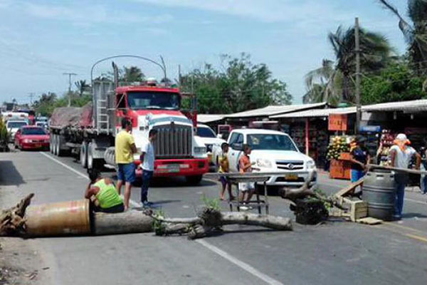 Bloqueos en la vía Ciénaga -Barranquilla a la altura de Tasajera. Foto archivo