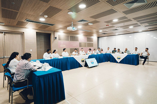 Pares académicos del CNA reunidos con Pablo Vera, Rector de Unimagdalena y directivos del programa de Ingeniería Electrónica presentando la descripción detallada de la carrera.