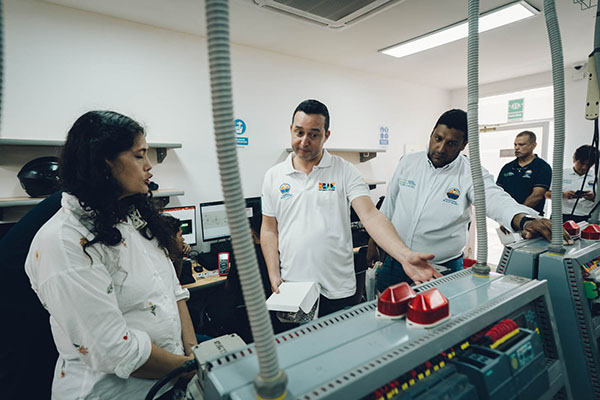 Docente de Unimagdalena mostrando proyectos de los estudiantes del programa de Ingeniería de Sistemas. Docente de Unimagdalena mostrando proyectos de los estudiantes del programa de Ingeniería de Sistemas.