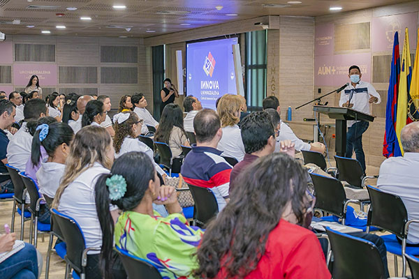 Pablo Vera frente a diferentes directivos de la Alma Mater, compartiendo los compromisos los cuales se verán reflejados en los procesos académicos.