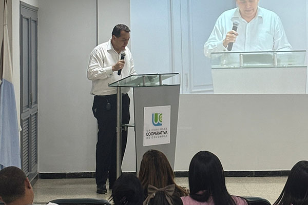 Durante la apertura del evento, se destacó el impacto del encuentro como una oportunidad para conectar con quienes buscan avanzar en su desarrollo profesional. 