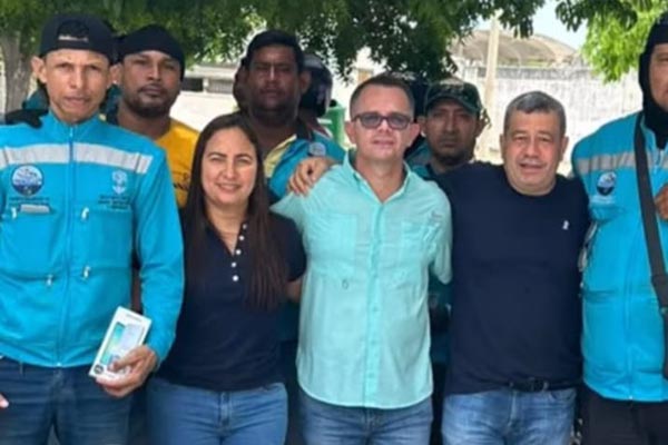 La exdiputada Elizabeth Molina, en compañía de su esposo Yohan Pinedo, del concejal Howard Escárraga y motociclistas domiciliarios.