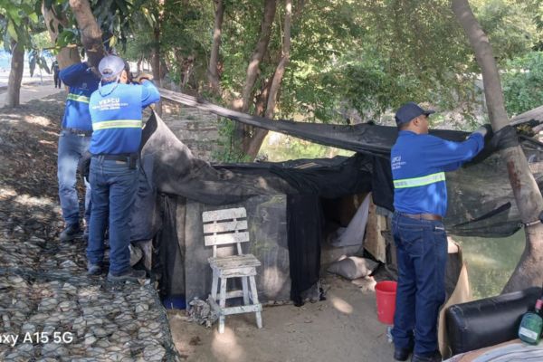 Según voceros de la Secretaría de Gobierno, la instalación de estas estructuras informales representa un riesgo para la salubridad y la seguridad de la comunidad.