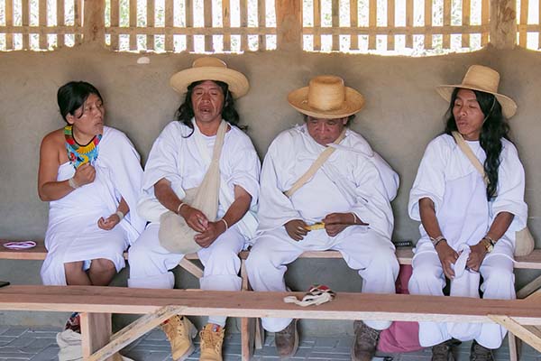 Mamos y sakas Kogui, Wiwa y Arhuaco de la Sierra Nevada de Santa Marta oficiaron el acto sagrado.