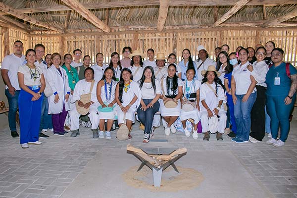 Comunidades indígenas y miembros de la comunidad universitaria durante la ceremonia espiritual de inicio del proyecto. Comunidades indígenas y miembros de la comunidad universitaria durante la ceremonia espiritual de inicio del proyecto.