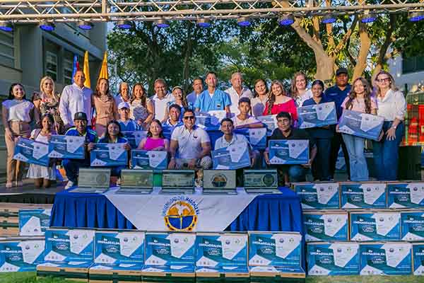 Estudiantes del programa ‘Talento Unimagdalena’ con sus computadores nuevos; en el centro, Pablo Vera Salazar, Rector de Unimagdalena.