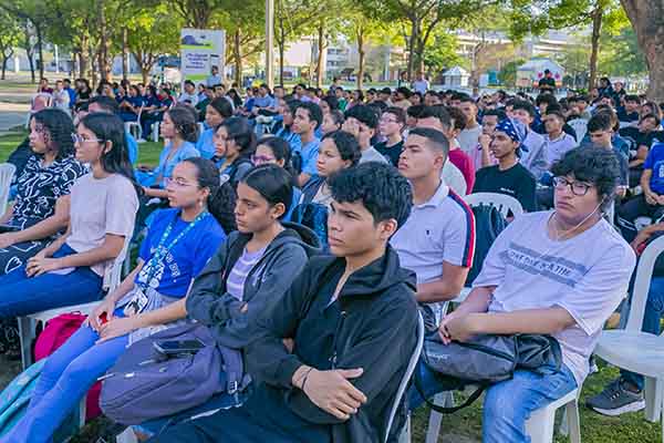 Estudiantes que asistieron al evento de entrega de nuevos computadores por parte de la institución. Estudiantes que asistieron al evento de entrega de nuevos computadores por parte de la institución.