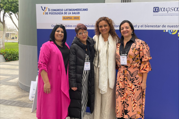 Durante su intervención, la doctora Ortiz compartió su vasta experiencia en el área de la Psicología de la Salud, destacándose como una de las voces más influyentes en este campo a nivel latinoamericano.