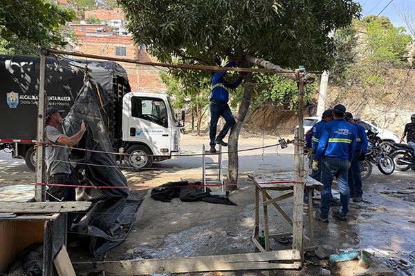 Funcionarios del VEPCU y la Policía Metropolitana durante el desmonte de estructuras ilegales en la Calle 30 de Santa Marta.