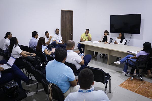 Funcionarios de la Alta Consejería para la Paz y otras entidades durante la Mesa Técnica de Seguimiento en la urbanización Santa Helena.