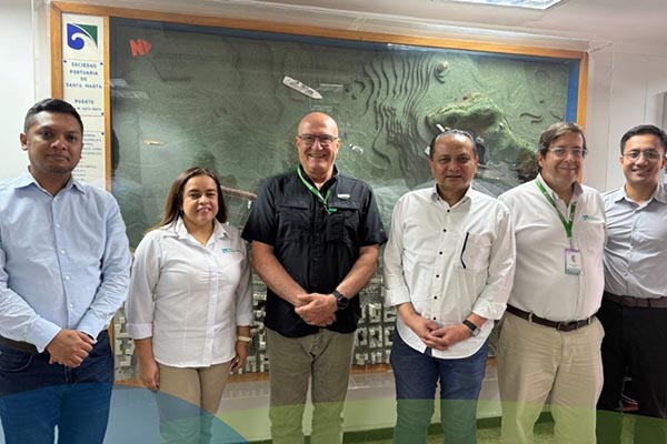El embajador de Indonesia en Colombia, Tatang Budie Utama, junto a directivos del Puerto de Santa Marta durante su recorrido por las instalaciones del terminal.