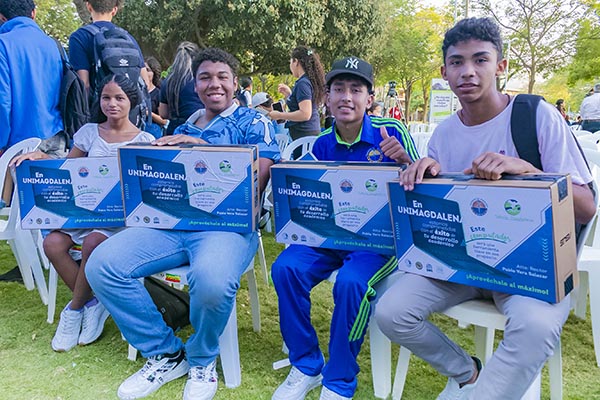 Jóvenes de primer semestre, provenientes de diferentes municipios del departamento del Magdalena, recibieron un computador para su desarrollo académico.