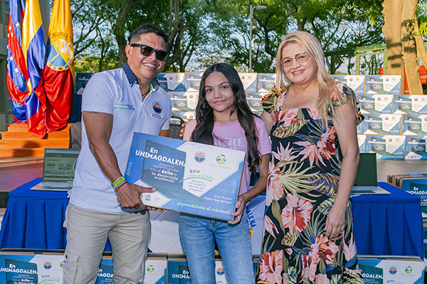 Karolay Vesga, beneficiaria de Talento Magdalena, en compañía del Rector Pablo Vera, recibiendo su primer computador.