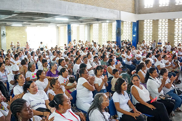 Uno de los ejes fundamentales de esta iniciativa es la inclusión social, entendida como la garantía de acceso a oportunidades reales para todas las personas, sin distinción de género, condición económica o situación familiar. 