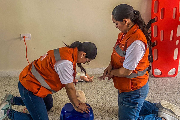 Funcionarias de la Agencia Nacional de Seguridad Vial explicando un procedimiento en la jornada de capacitación.