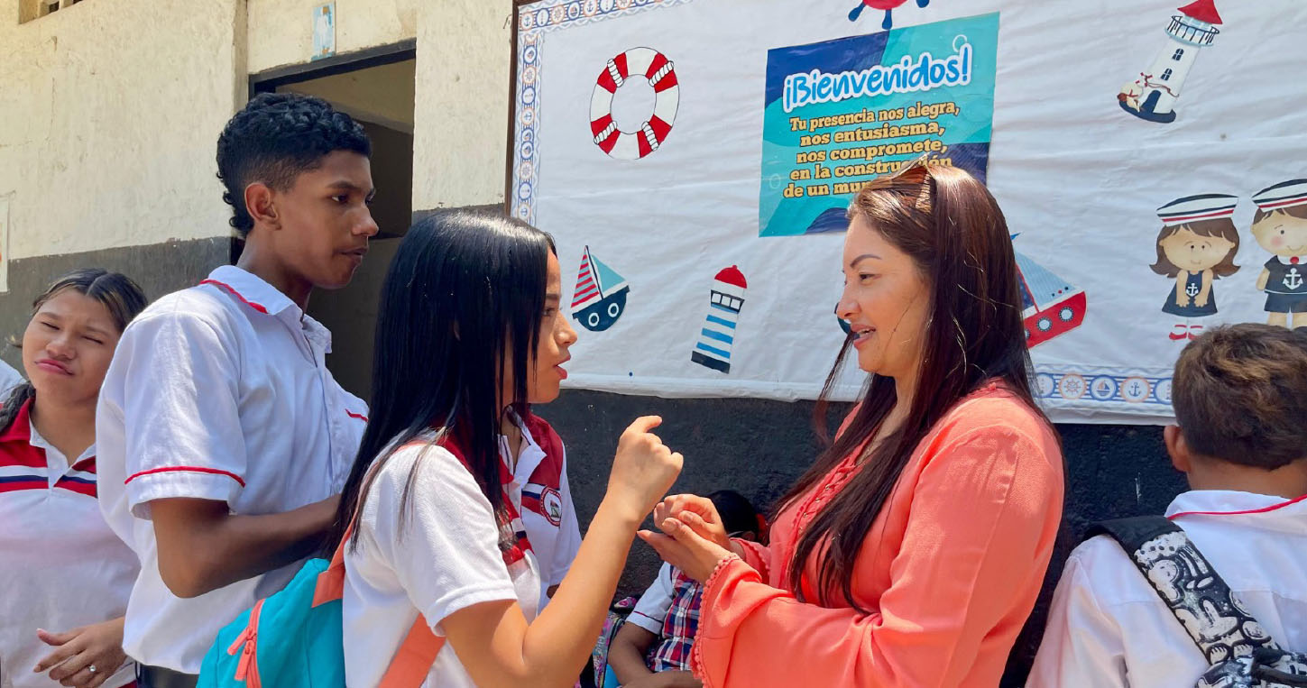 En la fotografía Sandra Muñoz, secretaria de educación del Distrito de Santa Marta con algunos estudiantes.