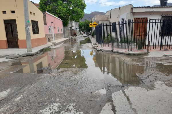 El barrio Gaira que está a punto de cumplir los 500 años primero que Santa Marta se encuentra sumergido en aguas residuales, exactamente en la calle 12 con carrera 11. Esto ha generado inconformismo entre los residentes del sector quienes denuncian que llevan más de dos semanas en esta situación que ha perjudicado la salud de varios moradores. También han llamado a las autoridades correspondientes pero es la hora y nada que le solucionan el problema.