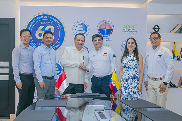 S.E. Tatang Budie Utama Razak, Embajador de la República de Indonesia en Colombia con funcionarios de Unimagdalena.