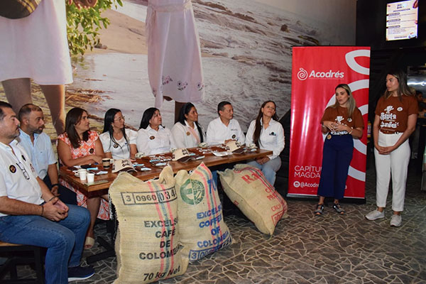 En la gráfica, Isaías Piñeros, Director Ejecutivo del Comité Cafeteros Magdalena; Ciro Monsalve Gerente Regional Gases del Caribe y Silvia Medina, Gerente Cámara de Comercio; entre otros. 