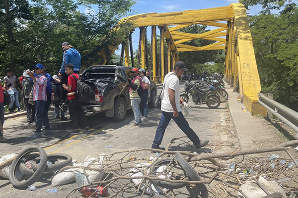 Bloqueos en las vías del departamento del Magdalena en la carretera que comunica Ciénaga con Zona Bananera. Foto Zona Bananera al día