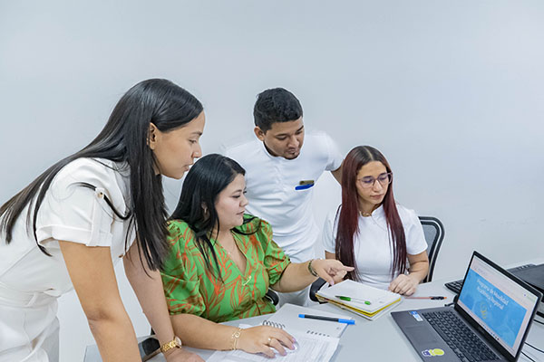 Daniela Trillos Cuello y Diana Acosta Salazar, Directora y profesora del Programa de Enfermería, respectivamente, en compañía de estudiantes.