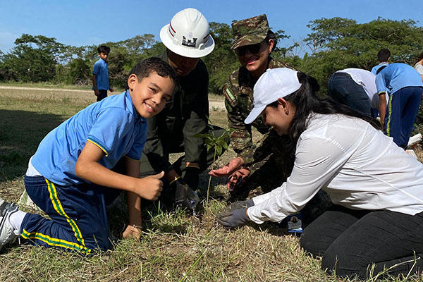 Miembros del Ejército nacional en compañía de funcionarios de Corpamag y jóvenes estudiantes de la Normal Superior San Pedro Alejandrino en la jornada de siembra.