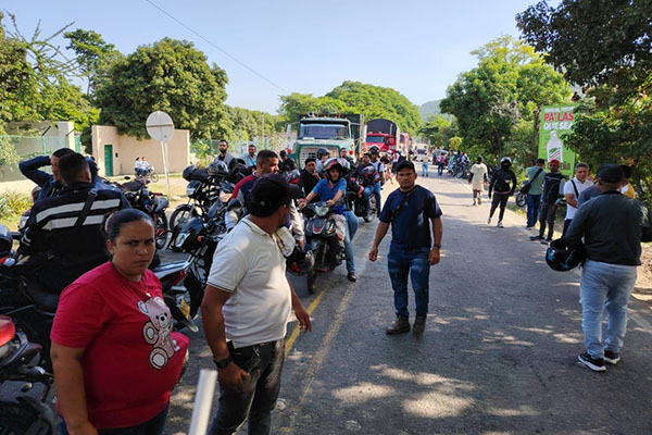 Congestión vehicular en la vía que comunica Zona Bananera con el Municipio de Ciénaga a causa de los bloqueos. Congestión vehicular en la vía que comunica Zona Bananera con el Municipio de Ciénaga a causa de los bloqueos.