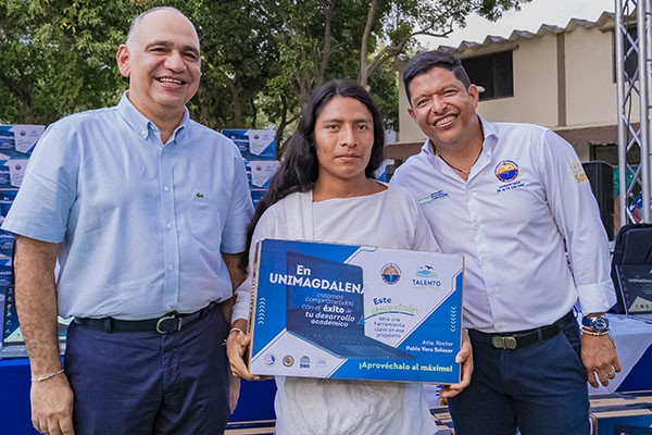 De izq. a der., alcalde Carlos Pinedo; Juan Tomas Gil Daza, estudiante del Programa de Licenciatura en Matemáticas, y el Rector Pablo Vera Salazar.
