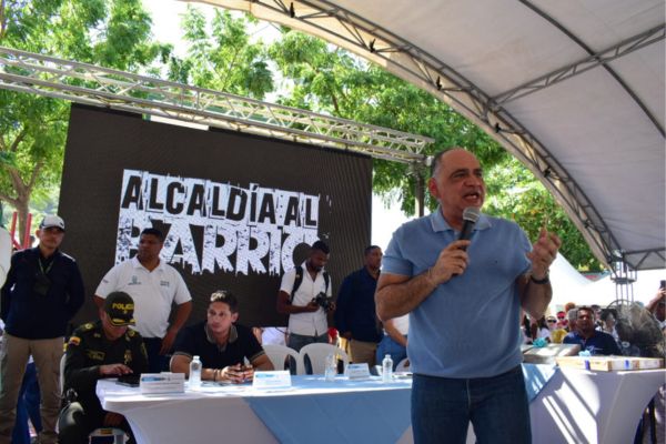 Funcionarios de distintas dependencias atienden a los ciudadanos en la cancha del barrio El Pando durante la jornada “La Alcaldía al Barrio”.