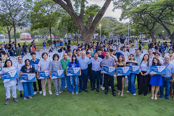 Rector Pablo Vera Salazar en compañía del alcalde Carlos Pinedo y los beneficiarios de Talento Santa Marta.