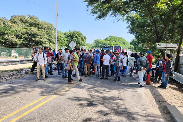 Manifestantes de la protesta en la Troncal del Oriente a la altura de Río Frío, Zona Bananera.
