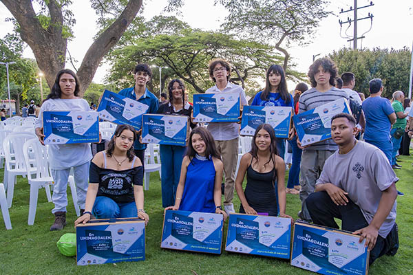 Estudiantes de Unimagdalena, con los computadores entregados por el programa ‘Talento Santa Marta’.