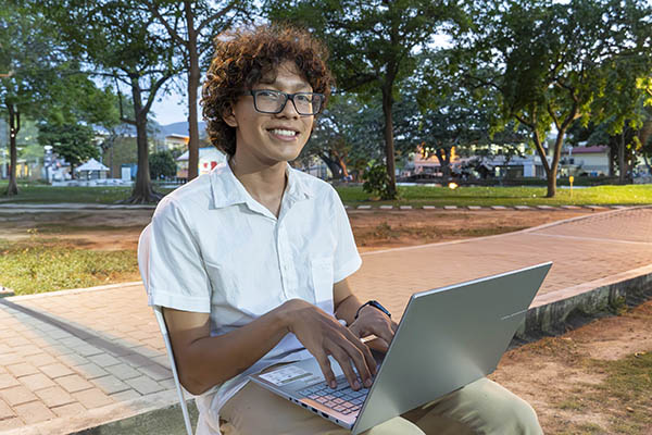 Estudiante de Unimagdalena usando por primera vez su computador entregado por el programa institucional.